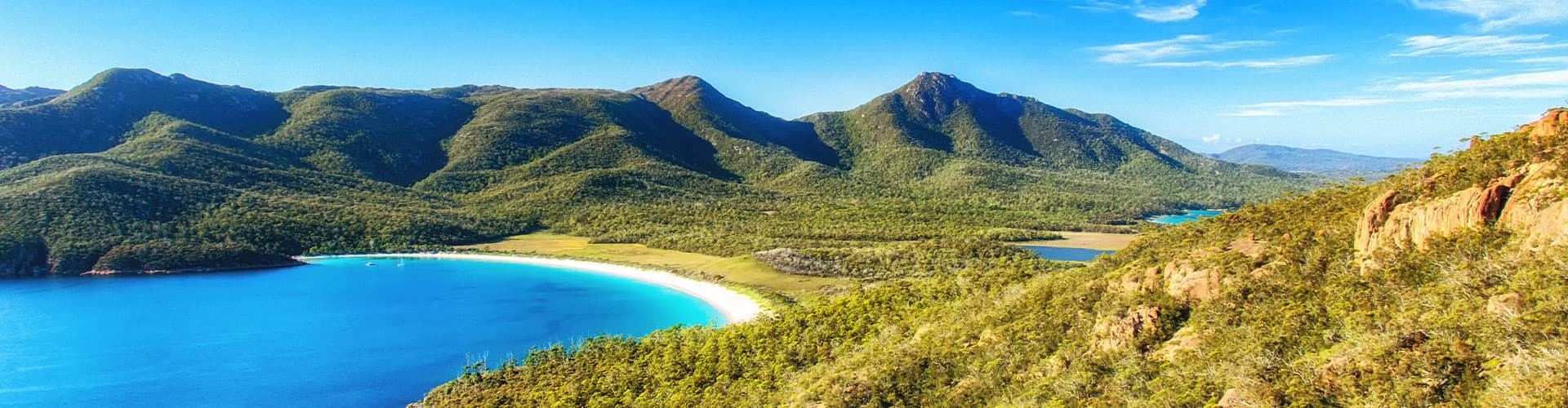 Clear views of Wineglass Bay on a sunny day, Freycinet NP, AU